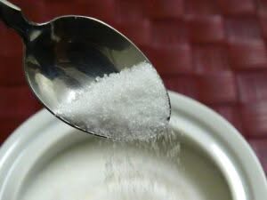 L'aspartame rappresenta un composto di due aminoacidi, l'acido aspartico e la fenilalanina, con la fenilalanina che è legata all'estremità carbossilica tramite una reazione di esterificazione con il metanolo. Questa sostanza viene impiegata nell'industria alimentare come dolcificante ed è sottoposta a uno dei processi di verifica più severi tra gli ingredienti alimentari.